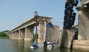 Crollo di un ponte in cemento armato con un camion in bilico: colpa degli ingegneri?